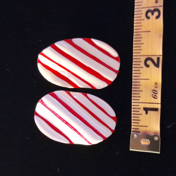 1980's Red and White Thin Metal Painted Earrings✨️2 - Picture 4 of 4